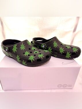 NWOT CROCS Classic Hemp Leaf “420” Clogs Men 9/Wmn 11 S0019